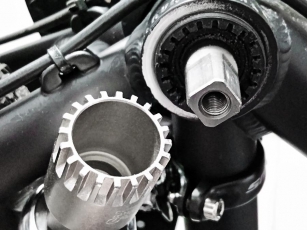 BIKE-HAND YC-26BB KLUCZ DO MISEK SUPORTU NA KWADRAT / OCTALINK