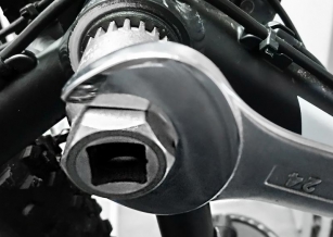 BIKE-HAND YC-26BB KLUCZ DO MISEK SUPORTU NA KWADRAT / OCTALINK