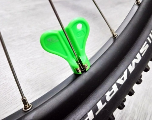 BIKE-HAND YC-1R-2 KLUCZ DO CENTROWANIA KÓŁ NACIĄGANIA SZPRYCH 3,3mm